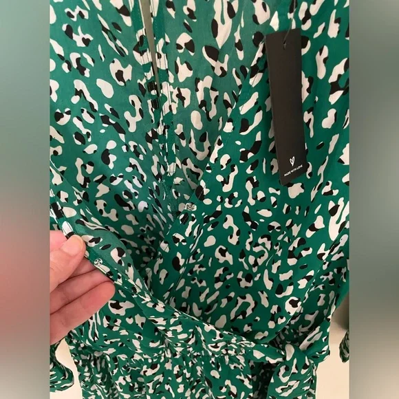 ✨NWT Lulus Make Moves Green and Black Print Flounce Sleeve Romper Size Small - Picture 8 of 15